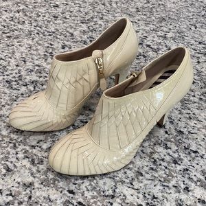 Sexy, cream patent leather heels